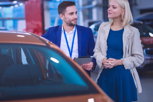 Schöne junge blonde Frau, die im Bett schläft