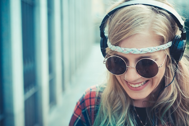 schöne junge blonde Haare Frau Hipster Musik hören