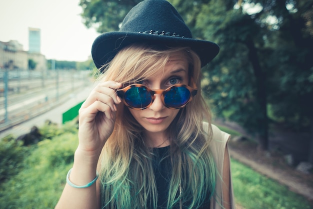 schöne junge blonde Haare Frau Hipster