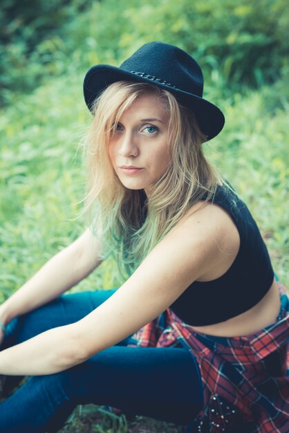 Foto schöne junge blonde haare frau hipster