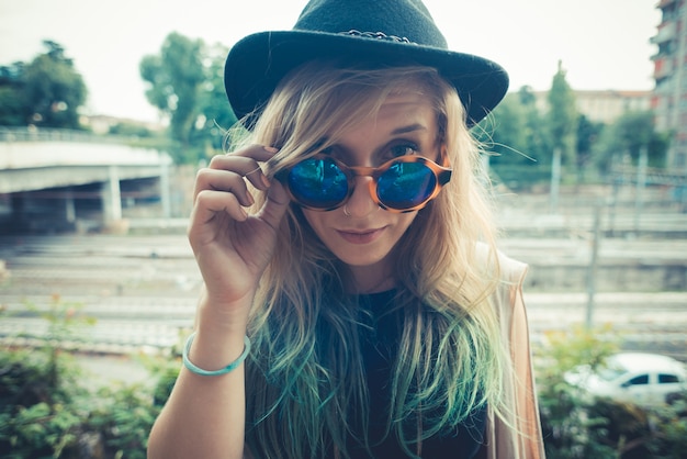 Foto schöne junge blonde haare frau hipster