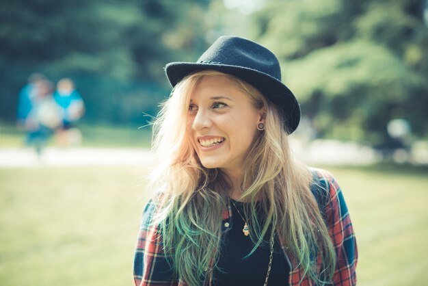 schöne junge blonde Haare Frau Hipster