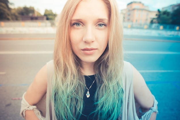 schöne junge blonde Haare Frau Hipster