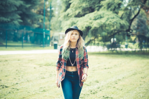 schöne junge blonde Haare Frau Hipster