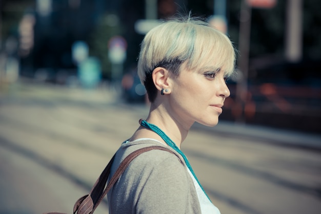 Foto schöne junge blonde kurze haare hipster frau