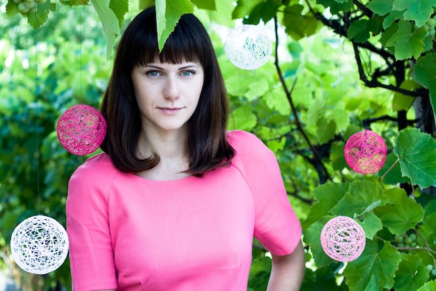 Schöne junge Brünette in einem rosa Kleid