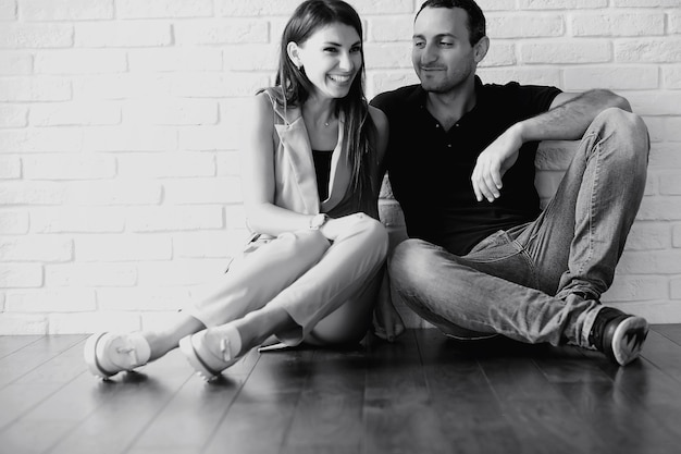 Schöne junge Familie mit Töchtern bei einem Fotoshooting in einem weißen Studio