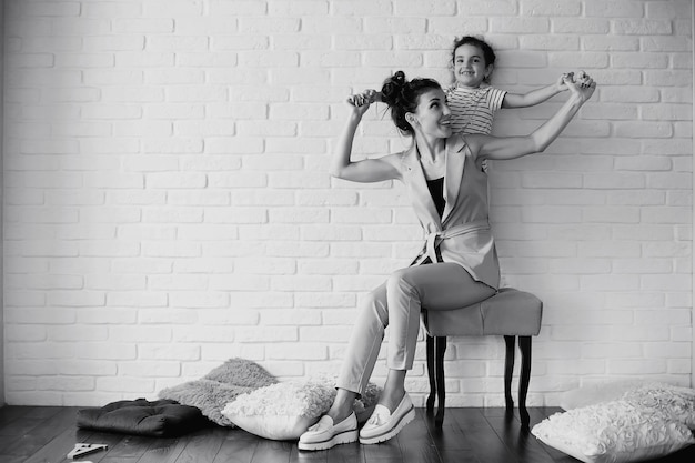 Schöne junge Familie mit Töchtern bei einem Fotoshooting in einem weißen Studio