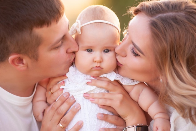 Schöne junge Familie, Vater und Mutter mit Baby auf Lavendelfeld