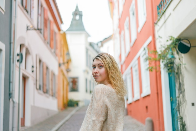 Schöne junge Frau auf der Straße einer europäischen Stadt