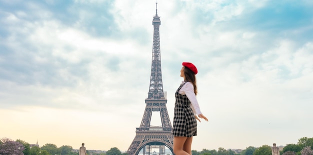 Schöne junge Frau besucht Paris und den Eiffelturm