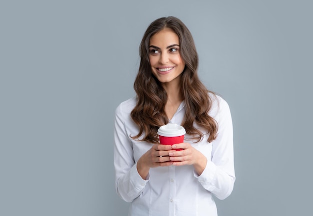 Schöne junge Frau, die beim Entspannen eine Tasse Kaffee genießt Menschengetränke und Freizeitpause glückliche junge Frau mit einer Tasse Tee oder Kaffee