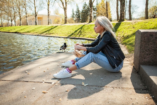 Schöne junge Frau, die draußen entspannt