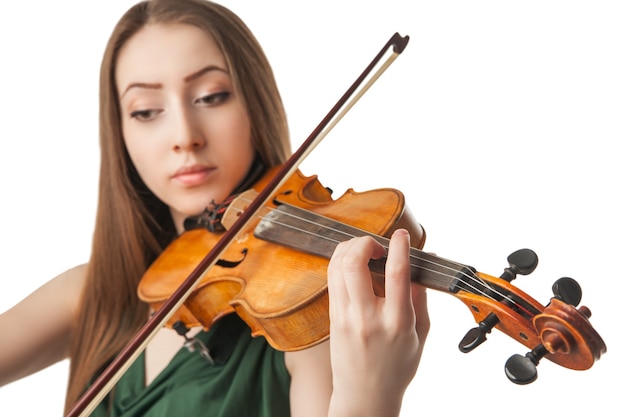 Schöne junge Frau, die Geige auf weißem Hintergrund spielt