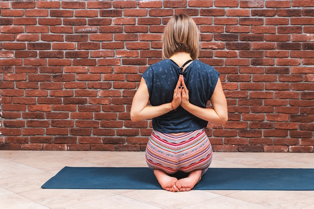 Foto schöne junge frau, die im fitnessstudio übt.