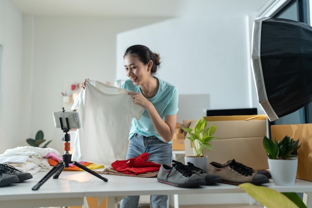 Schöne junge Frau, die im Online-Shop arbeitet und Freizeitkleidung trägt