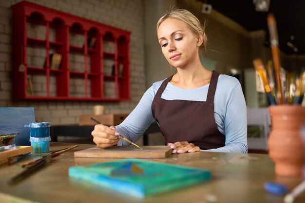 Schöne junge Frau, die Kunst genießt