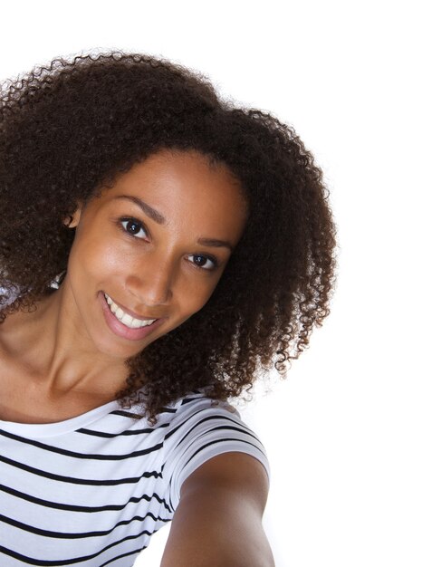 Schöne junge Frau, die selfie macht