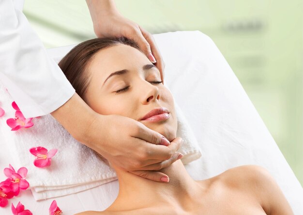 Schöne junge Frau, die sich bei einer Massage im Beauty Spa entspannt