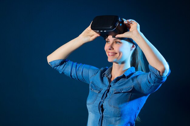 Schöne junge Frau, die Virtual-Reality-Brille trägt