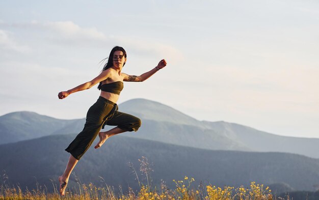 Schöne junge Frau, die Yoga-Übungen macht Majestätische Karpaten Schöne Landschaft unberührter Natur