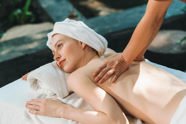 Schöne junge Frau erhielt eine Rückenmassage auf einem Spa-Bett Ruhe