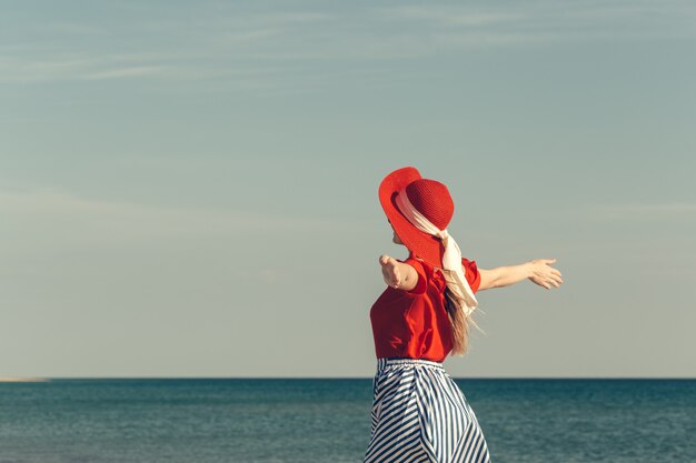 Schöne junge Frau genießen Sommerferien am Strand