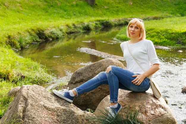 Schöne junge Frau im lässigen Stil