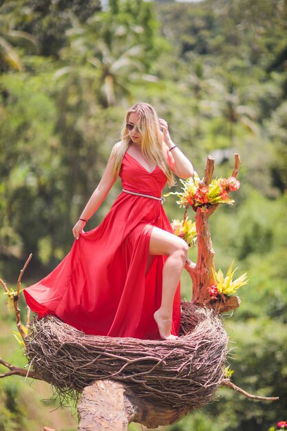 Schöne junge Frau im roten Seidenkleid.