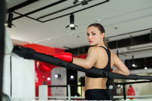 schöne junge Frau in Boxhandschuhen beim Training