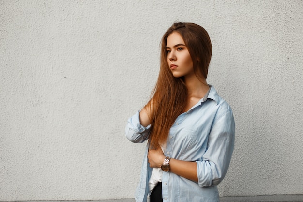 Schöne junge Frau in einem lässigen Outfit im Freien