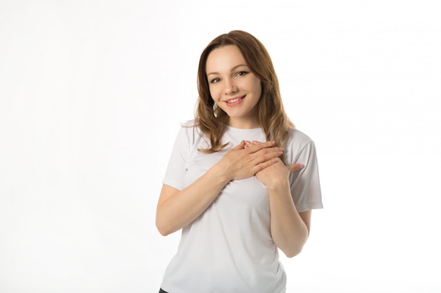 Schöne junge Frau in einem weißen T-Shirt