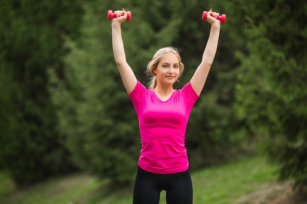 Schöne junge Frau in Sportbekleidung