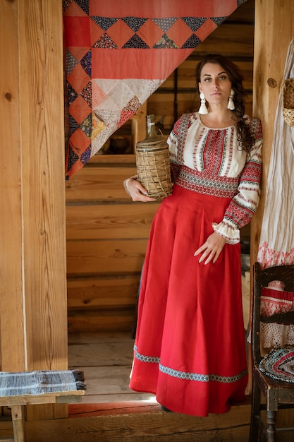 Schöne junge Frau in Tracht