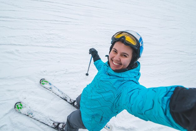 Foto schöne junge frau macht ein selfie beim skifahren