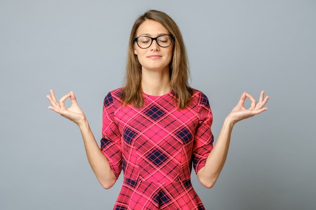 Schöne junge Frau macht Mudra Zeichen