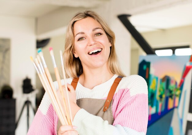 Foto schöne junge frau malt ein kunstwerk künstlerkonzept haus innenarchitektur