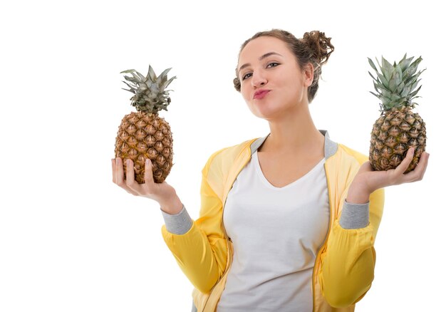 Schöne junge Frau mit Ananas, isoliert auf weiss