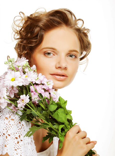 Schöne junge Frau mit Blumenstraußblumen