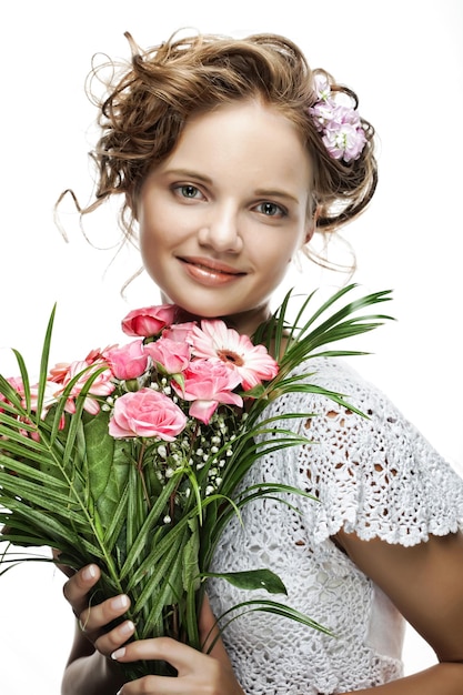 Schöne junge Frau mit Blumenstraußblumen