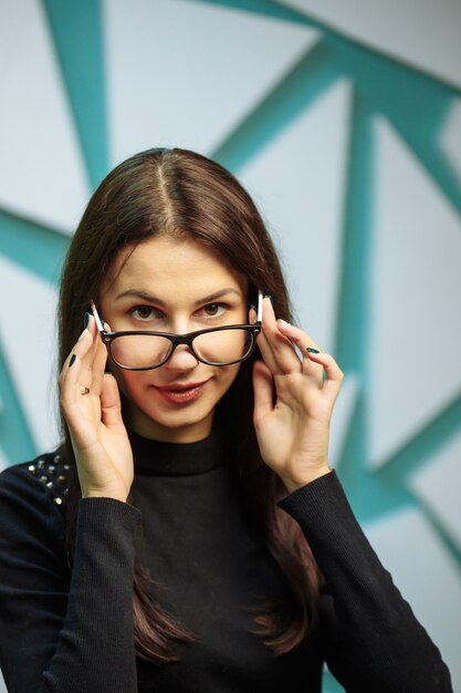 Schöne junge Frau mit Brille.