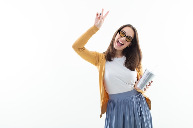 Schöne junge Frau mit einem glänzenden Glas