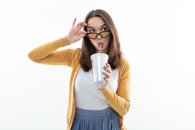 Schöne junge Frau mit einem glänzenden Glas