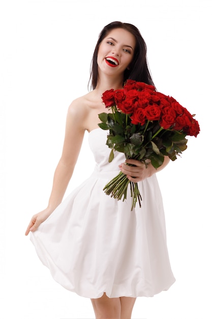 Schöne junge Frau mit einem großen Strauß roter Rosen
