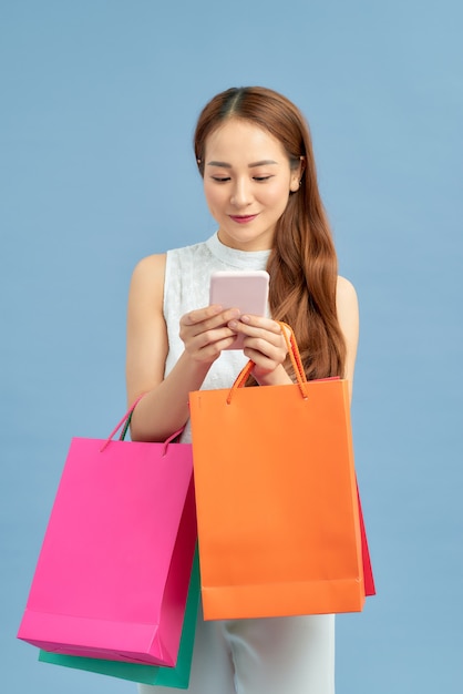 Schöne junge Frau mit einem Handy