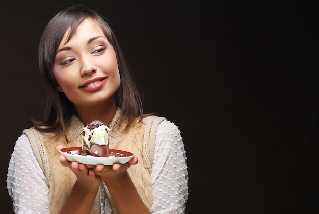 Schöne junge Frau mit einem Kuchen