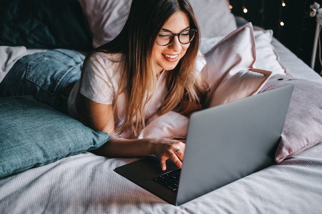 Schöne junge Frau mit einem Laptop