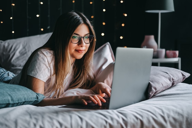 Schöne junge Frau mit einem Laptop