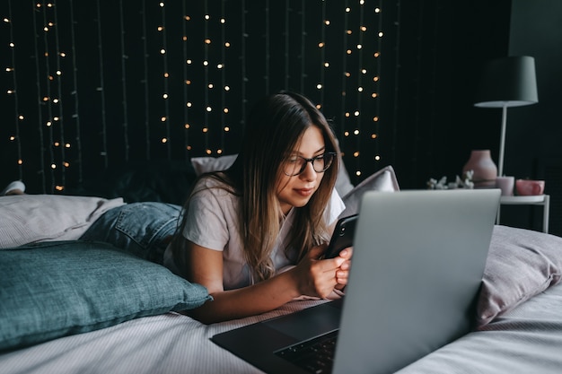 Schöne junge Frau mit einem Laptop