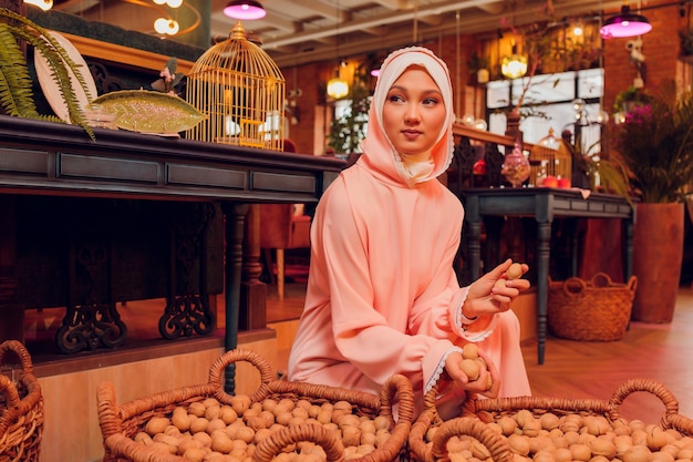 Schöne junge Frau mit einem rosa Hijab.